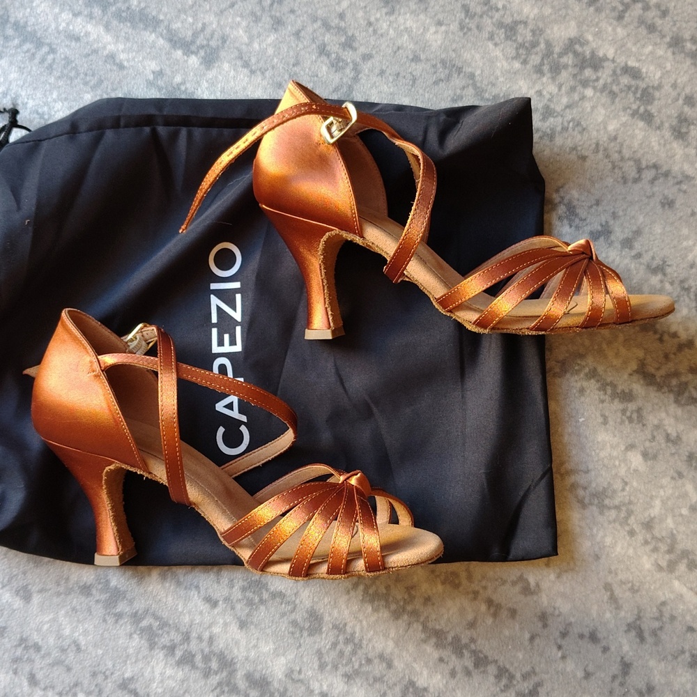 Capezio Julia 2.5" Ballroom Shoe, Size 8, Cinnamon